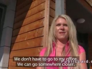 Блондинки чука в публичен на тя почивка