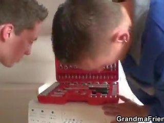 Deux repairmen coup gros seins grand-mère