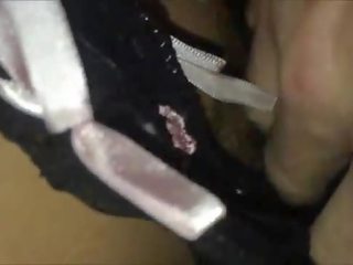 He cums on her saçly muff