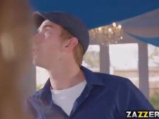 Danny спіймана luna flicking її клітор і почав спокушає його
