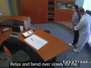 Професор трахає вигнутий над пацієнт в recepcionists кімната