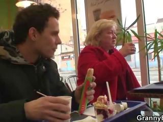 Молодий жеребець picks вгору величезний бабця в cafe