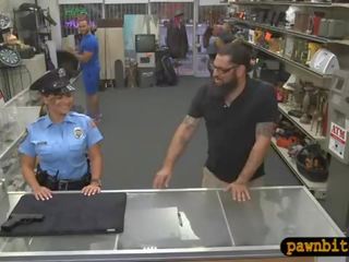 Polisi officer with big boobs pawns her burungpun for awis