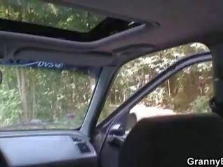 Luma streetwalker makakakuha ng ipinako sa ang sasakyan sa pamamagitan ng a taong hindi kilala