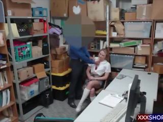 Confused 青少年 shoplifter 乱搞 同 一 guard 为 她的 freedom