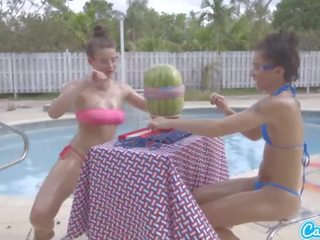 Camsoda adoleshencë me i madh bythë dhe i madh cica shpie një watermelon shpërthej me gomë ba