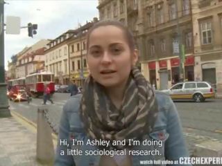 Slutty rumaja sweetheart ngisep strangers pénis on jalan