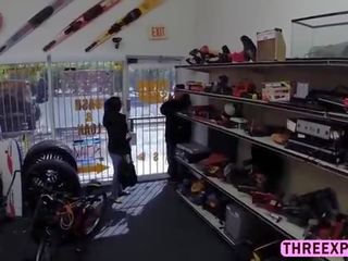 大 女同志 thief 欺騙 上 吸吮 manhood 而 她的 另一 女同志 beau 是 wa