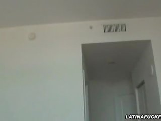 Pompohet latine femme fatale merr i mbuluar në krem