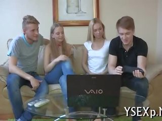 Tuhma stunner raises hänen pitkä jaloissa.