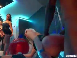 Slutty chicks makakakuha ng fucked sa klab