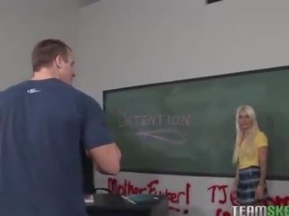 Студент з bigtits і татуювання трахкав жорсткий в в класна кімната