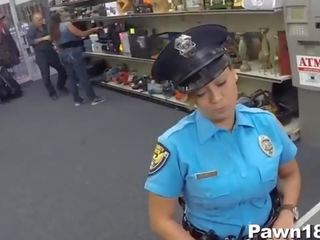 Polisiýa officer comes into pawn shop