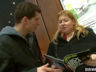 Величезний краля є смокче і скаче