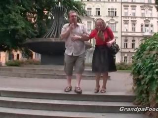 Alluring cutie seduces ýigrenji older dude