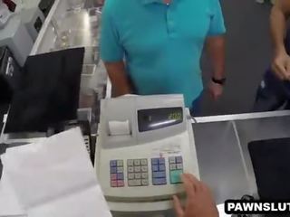 Gjoksmadhe brune mundohet në shes të saj laptop në the pawn dyqan