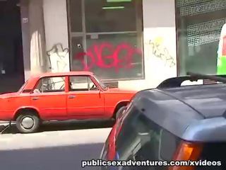 Publike marrjenëgojë nga bjonde në i kuq fustan