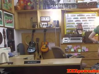 Loja de penhores femme fatale a chupar brokers membro pov