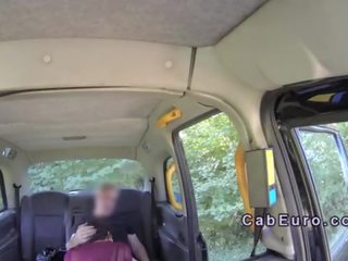 Вигнутий над недосвідчена чубчик підробка таксі водій назовні