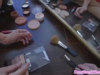 몸집이 작은 비탄 아마추어 plowed 에 stairwell