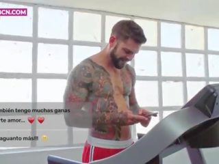 I madh peter tattoed muskuloze njeri qirje egërsisht me mdtq bjonde tremendous latine i madh gjinj venus afrodita