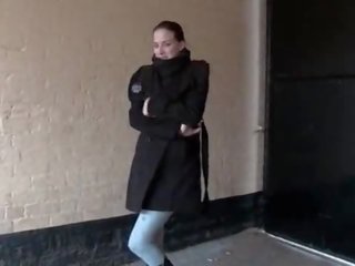 Горещ към trot скъпа pisses в клинове и видеоклипове тя цици в публичен