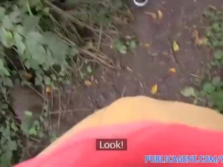 אתה - עובד מדינה סקסי צעיר נשים מקבל מזוין outdoord על ידי זָר