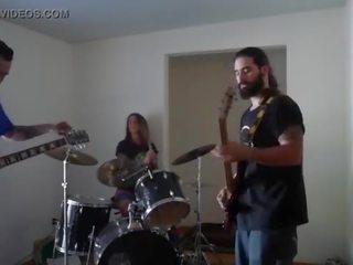 Felicity feline drumming 房子 jam swell petting