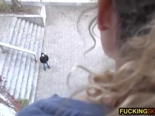 Young hor ýaşlar jumps rope and calls chap for sikiş loud