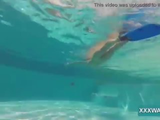 बेहतर ब्रुनेट एस्कॉर्ट कैंडी swims अंडरवॉटर