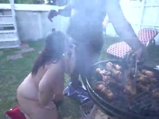 Bbw rosas kush sucks mula sa luma itim tao sa bbq