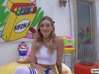 Nymfomanka plnicí stupendous blondýnka charlotte sins nahoru s připojenými opčními