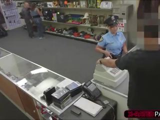 Enchanting поліція офіцер хоче для pawn її матеріал ends вгору в в офіс