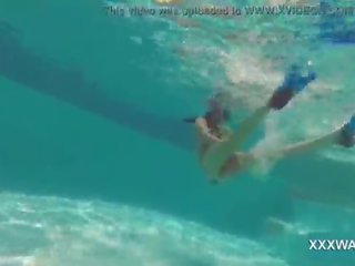 Началник брюнетка ескорт бонбони swims подводен