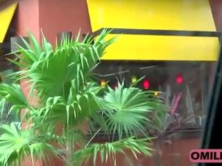 Wealthy стъд съблазнява а млад милф