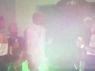Pegando o 카라 이종 na festa