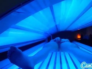 Підліток латинка отримує спіймана тертя її клітор в той час як використання a tanning ліжко