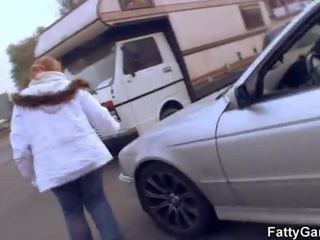 Товстушка picks вгору an молодий людина з ease