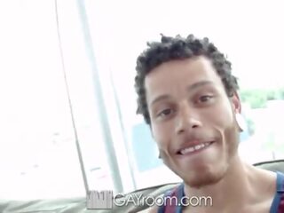 Gayroom - twink struggles na vzít masivní kohout
