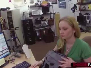 Good-looking blondinė diva sells jos xbox console ir gauna pakliuvom sunkus