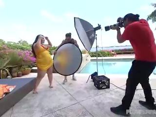 Зухвала товстушка емма двір замку трахає жеребець photographer