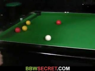 Engaged момче doggystyles мастен в мрежести чорапогащници