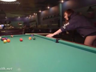 Jeny ковач играя билярд