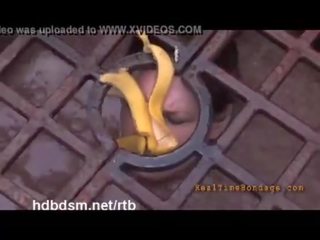 একটি আনন্দদায়ক লাল মাথা দাস পায় আবৃত সঙ্গে mud এবং প্রস্রাব ঘরের বাইরে