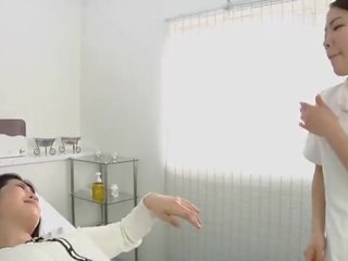 日本語 レズビアン desirable スピッティング マッサージ クリニック 字幕付きの