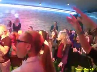 Укол божевільна дівчинки expose одягнена жінка голий чоловік стриптизерки на вечірка