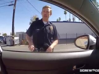 Chycený! černý mademoiselle dostane vězněný sání pryč a policajt během rally!