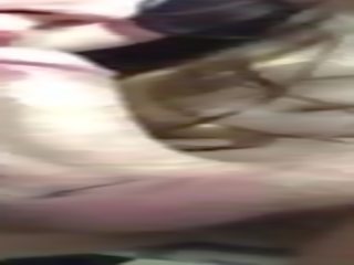 附带 在 她的 发 和 她 carries 上 吸吮 该 巨大 dick&period; 大 啄木鸟 口交 从 许多 angles