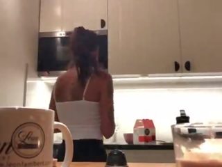 Täiuslik pokies edasi a köögis kaamera, braless sylvia ja tema hämmastav rinnanibud