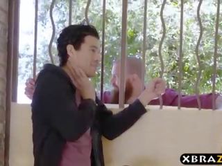 Captivating duke mashtruar bashkëshorte është oversexed dhe fucks të saj fqinji